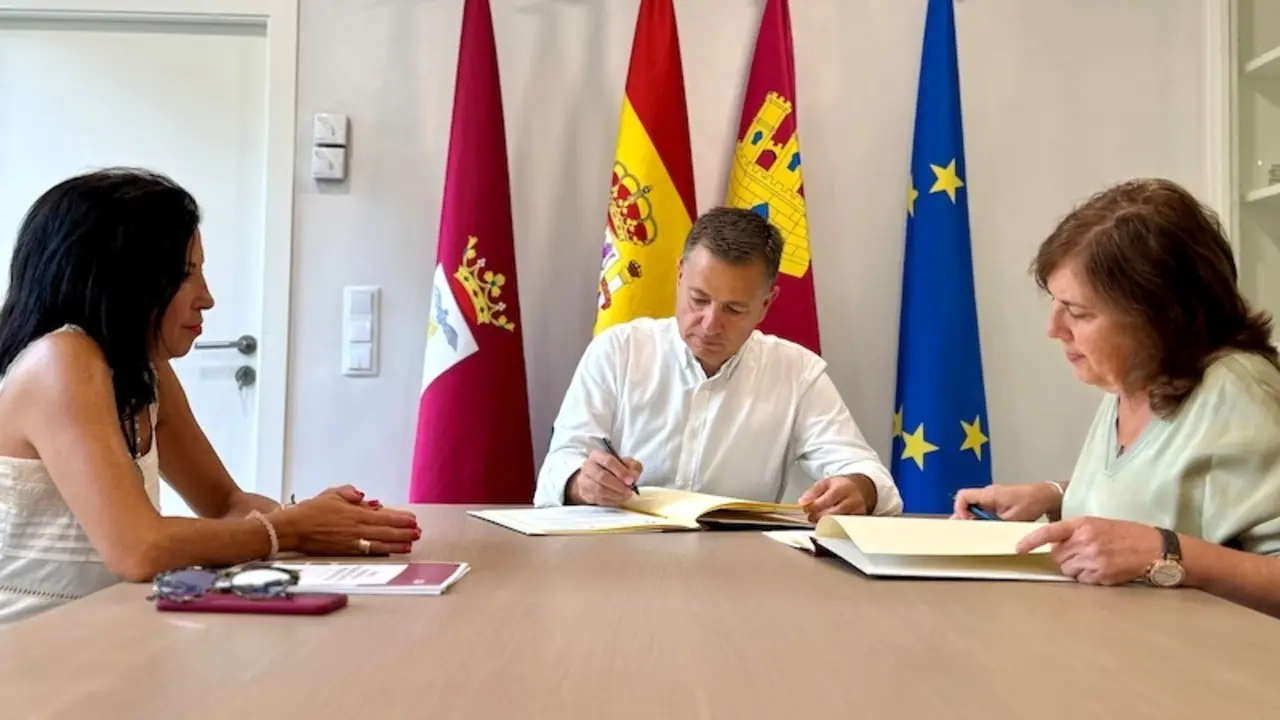 El alcalde de Albacete, Manuel Serrano, suscribe un convenio con el Colegio Oficial de Psicología de Castilla-La Mancha que permitirá atender a las familias con menores en situación de violencia