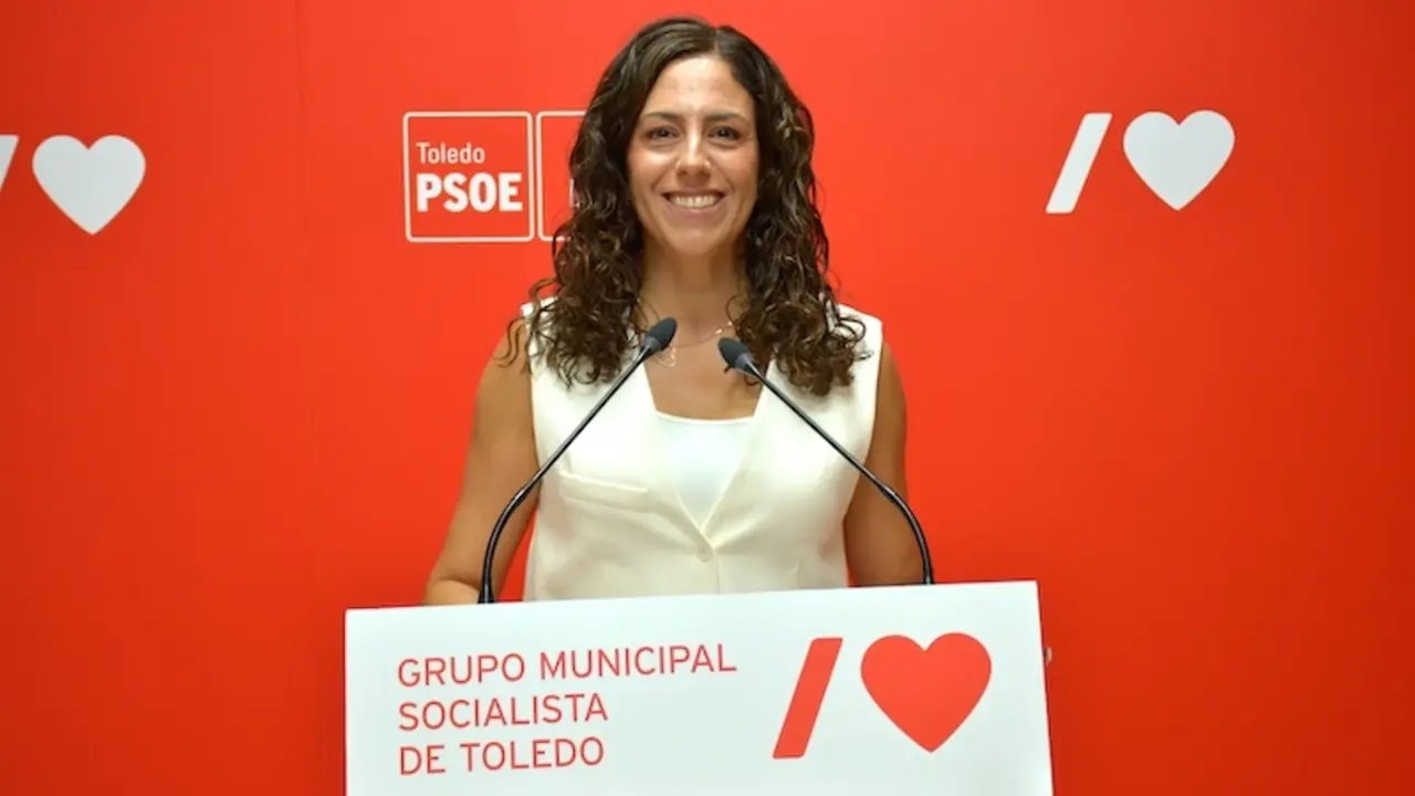 La portavoz del PSOE en el Ayuntamiento de Toledo, Noelia de la Cruz, durante la rueda de prensa que ha ofrecido