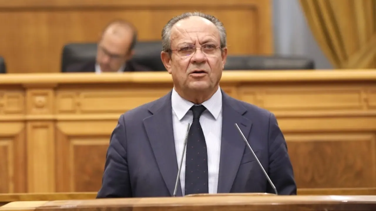 El consejero de Hacienda, Administraciones Públicas y Transformación Digital, Juan Alfonso Ruiz Molina, durante su intervención en el Pleno de las Cortes de Castilla-La Mancha