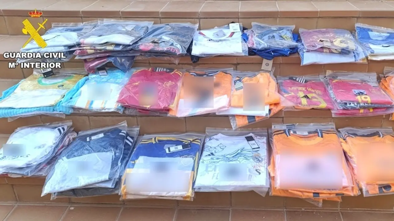 Investigan en Albacete a dos varones por portar en una furgoneta 94 camisetas de fútbol falsificadas
