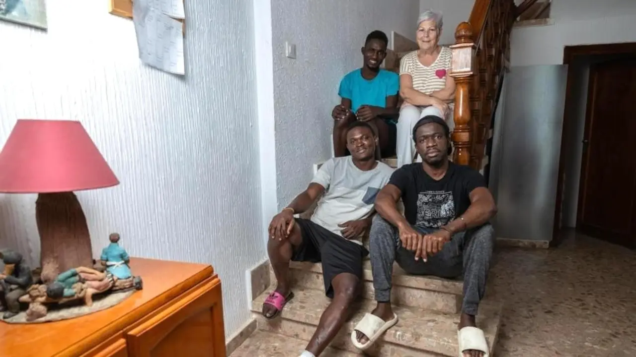 Emilia Lozana, impulsora de la Casa de la Solidaridad, posa junto a varios migrantes acogidos en el municipio toledano de La Puebla de Almoradiel - EFE/Ángeles Visdómine