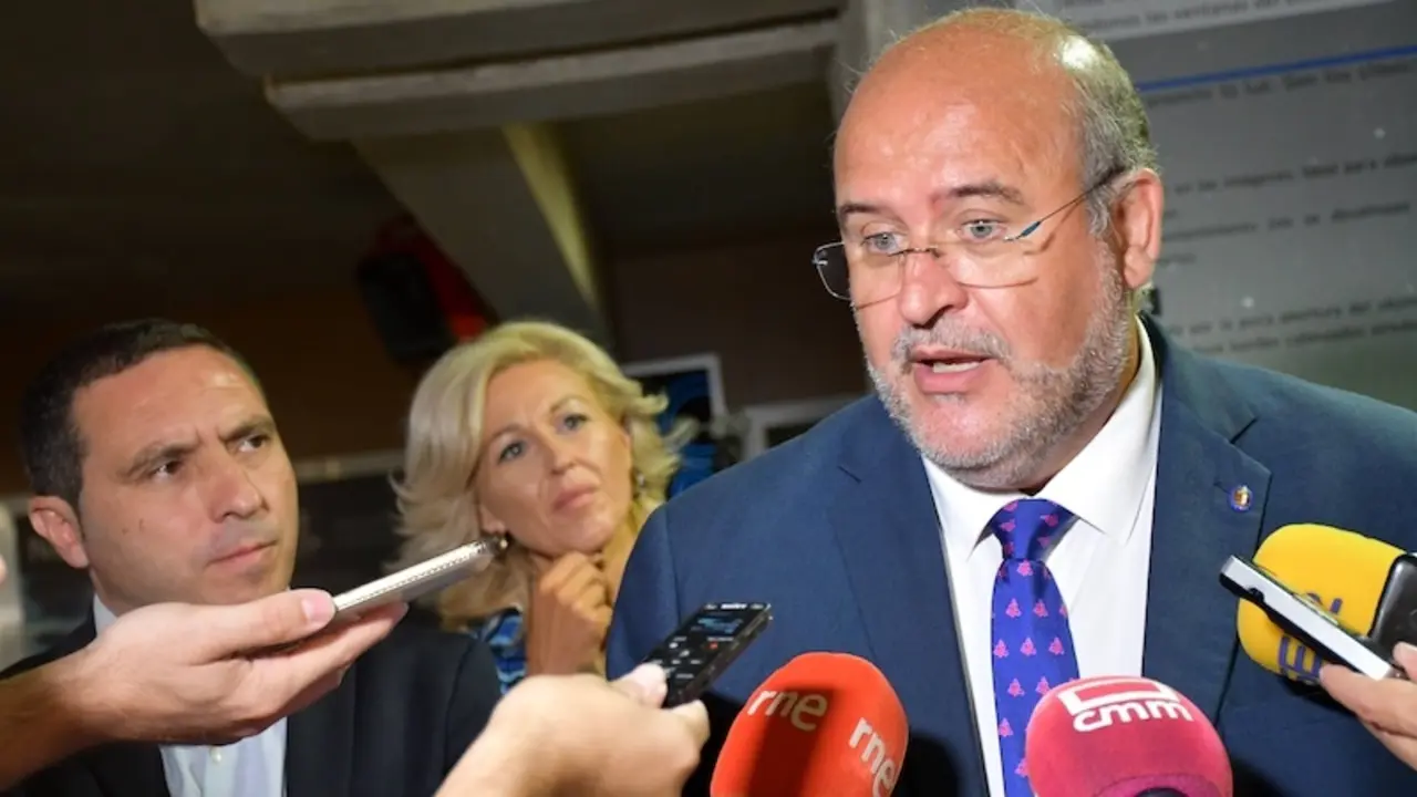 El vicepresidente primero del Gobierno de Castilla-La Mancha, José Luis Martínez Guijarro, atendiendo a los medios de comunicación este viernes en Cuenca