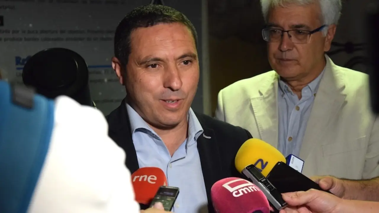 El presidente de la Diputación de Cuenca, Álvaro Martínez Chana, atendiendo a los medios este viernes en Cuenca