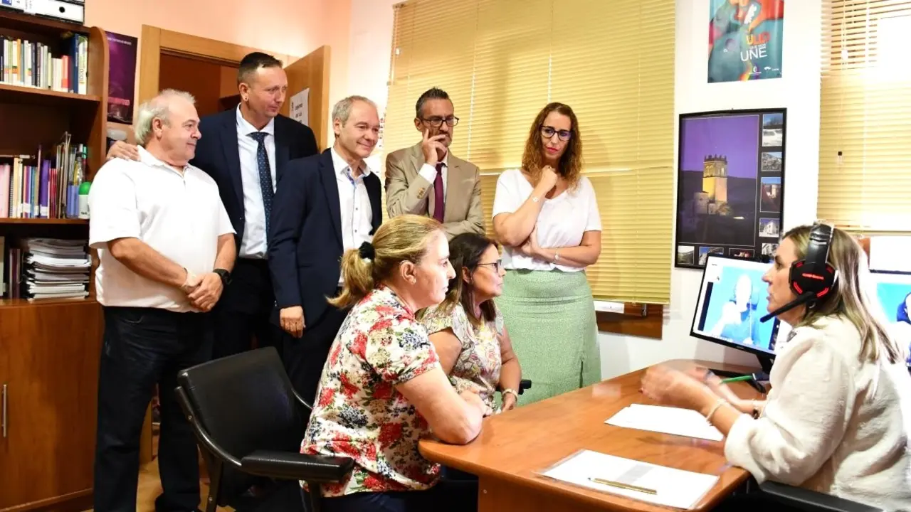 La consejera de Igualdad de Castilla-La Mancha, Sara Simón, ha presentado en el centro de la mujer de Priego (Cuenca) el nuevo servicio de atención en lengua de signos