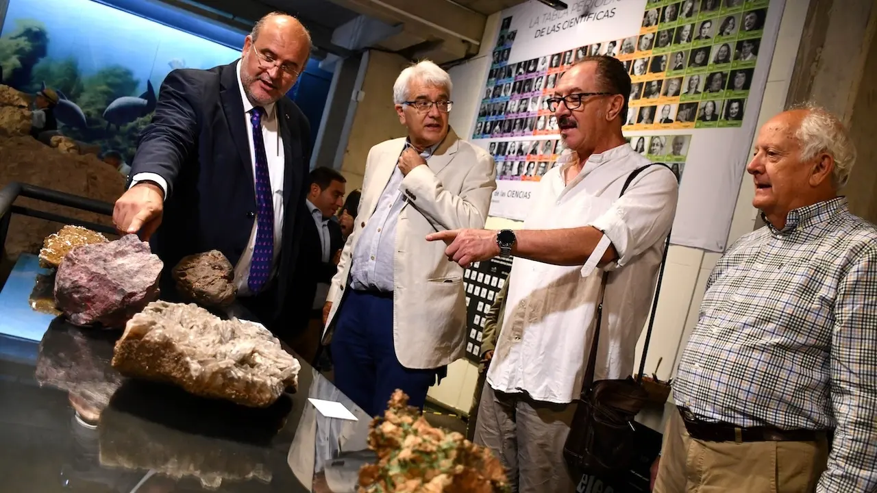 El vicepresidente primero del Gobierno regional, José Luis Martínez Guijarro, ha inaugurado la exposición conmemorativa del XXV aniversario del Museo de las Ciencias de Castilla-La Mancha