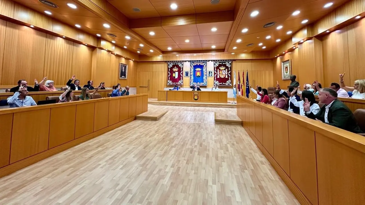 En la imagen un instante del pleno del Ayuntamiento de Talavera de la Reina (Toledo) celebrado este viernes en el Consistorio