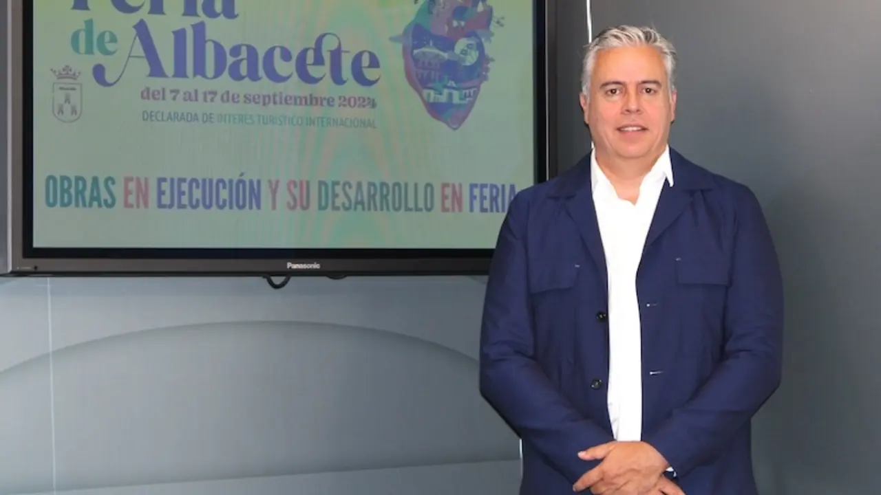 El concejal de Obras e Infraestructuras del Ayuntamiento de Albacete, Julián Garijo, en rueda de prensa