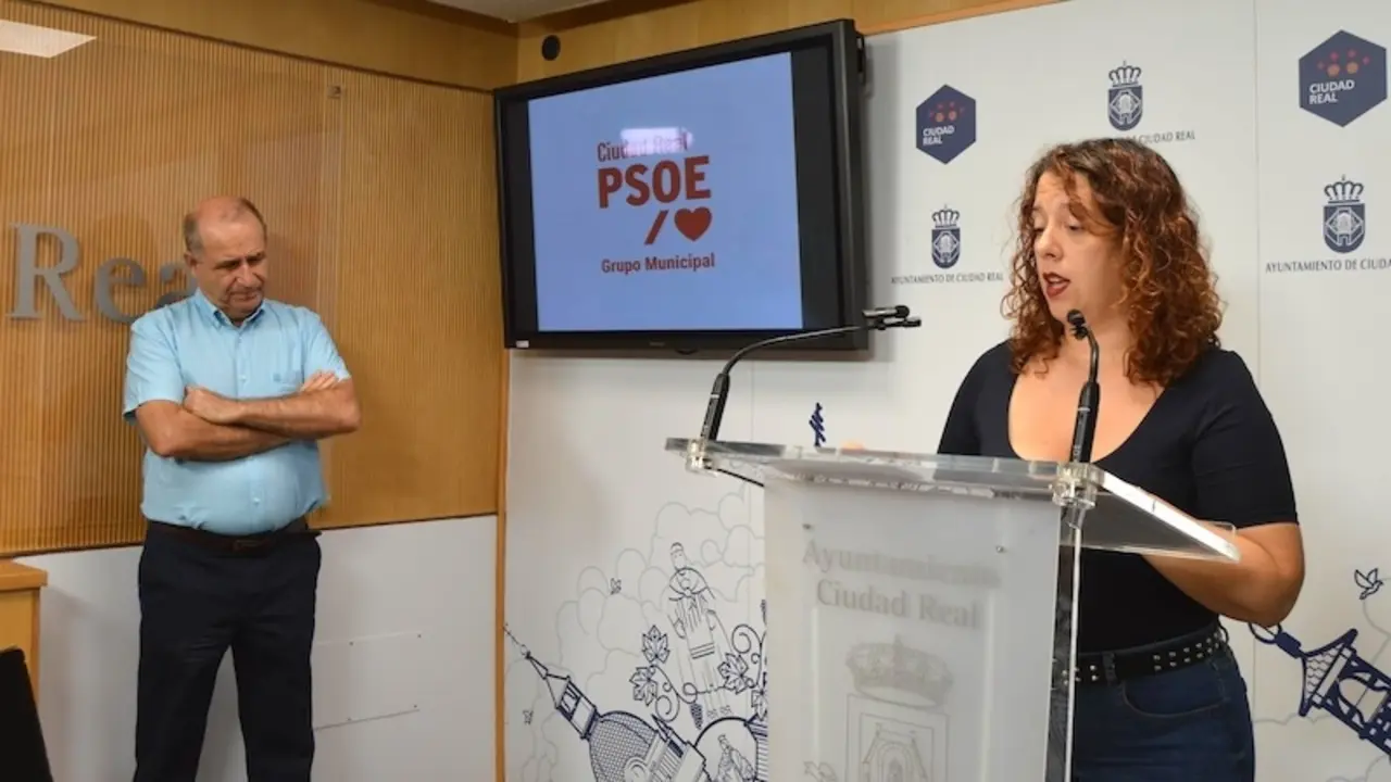 La portavoz del grupo socialista en el Ayuntamiento de Ciudad Real, Sara Martínez, durante la rueda de prensa que ha ofrecido