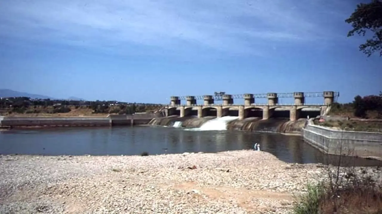 En la imagen de archivo la presa del embalse de Cazalegas (Toledo)