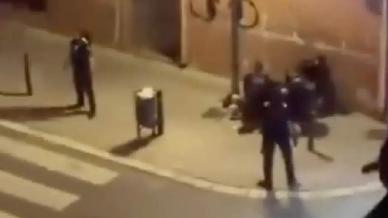 VIDEO. Policías tienen que huir bajo una lluvia de botellas de cristal: "Fuera"