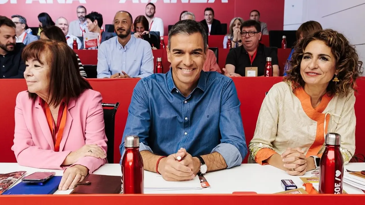 La presidenta del PSOE, Cristina Narbona, el presidente del Gobierno y Secretario General del PSOE, Pedro Sánchez y la vicesecretaria general del PSOE, vicepresidenta primera del Gobierno y ministra de Hacienda, María Jesús Montero - EP/Carlos Luján