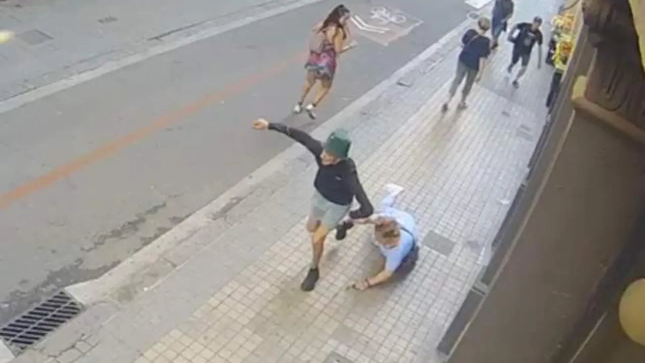 VIDEO. Tira al suelo y arrastra a una anciana para robarle una joya en una calle
