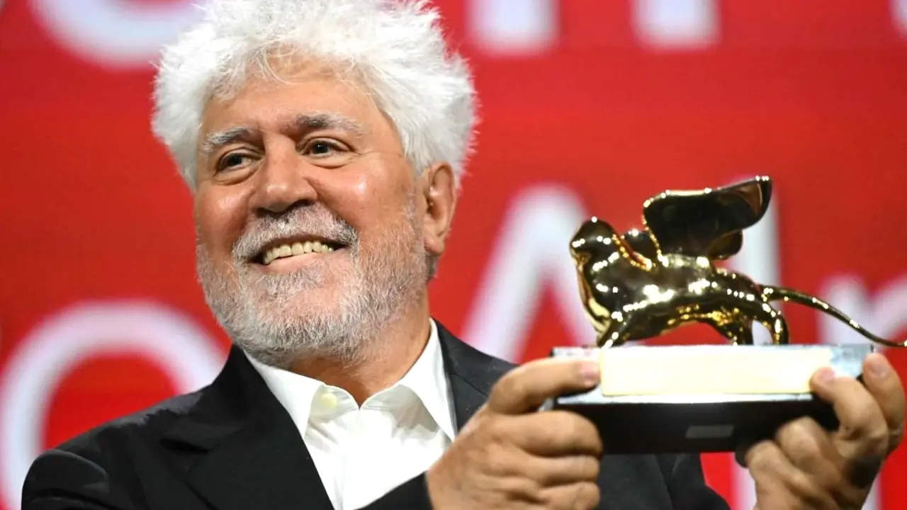 Pedro Almodóvar gana el León de Oro en Venecia y reivindica el derecho a una muerte digna