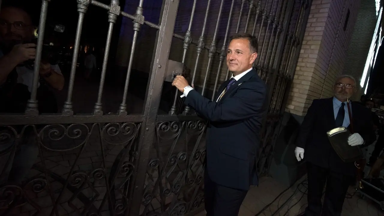 El alcalde de Albacete abre la Puerta de Hierros y anima a "vivir" la Feria 2024