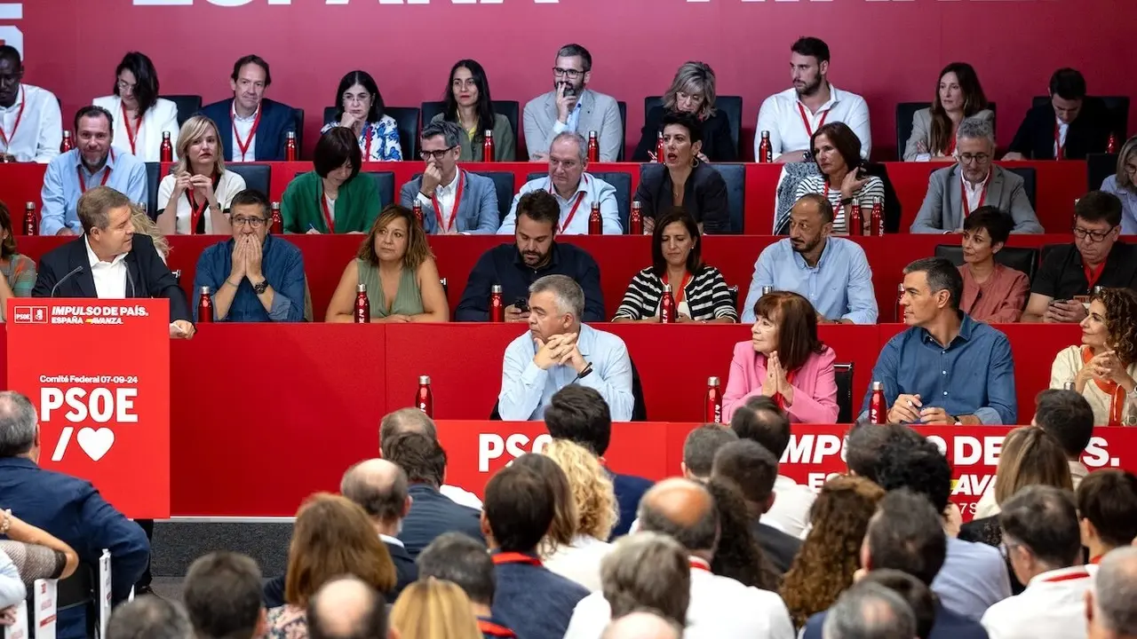 El presidente de Castilla-La Mancha y líder regional del PSOE, Emiliano García-Page (izq), durante su intervención este sábado en el Comité Federal en Ferraz