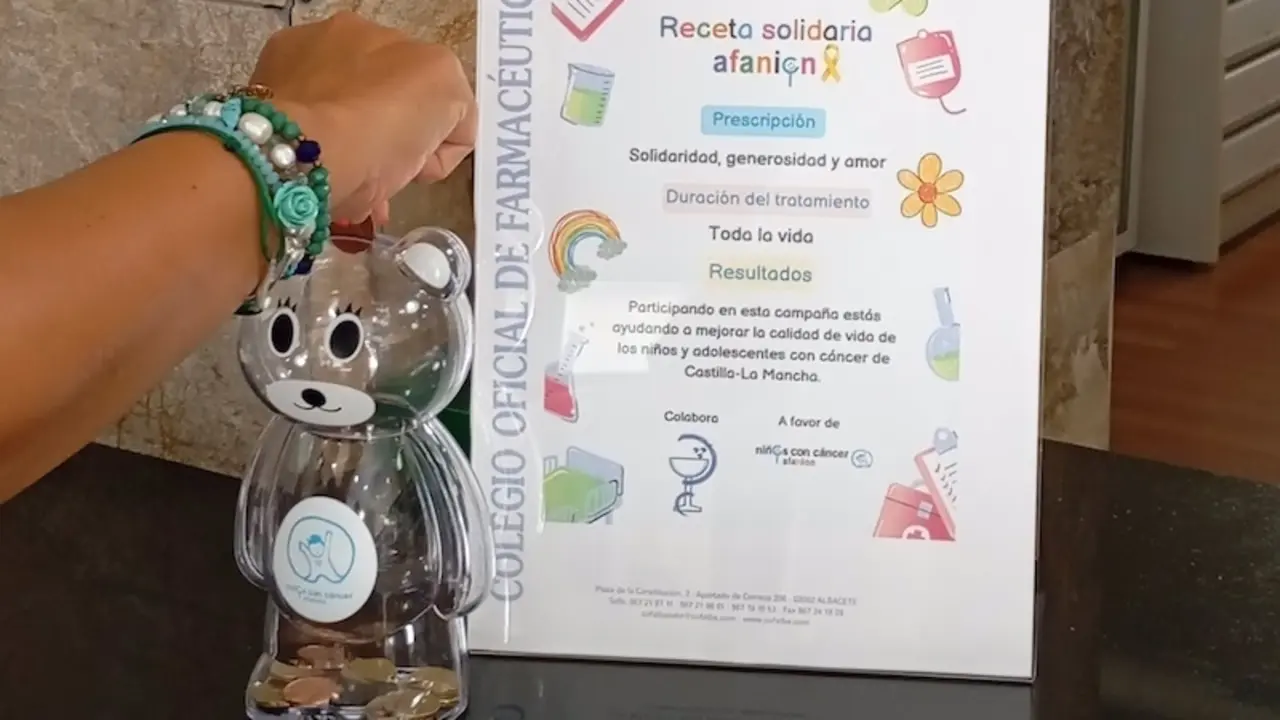 Un osito solidario recauda fondos para Afanion en las farmacias de Albacete