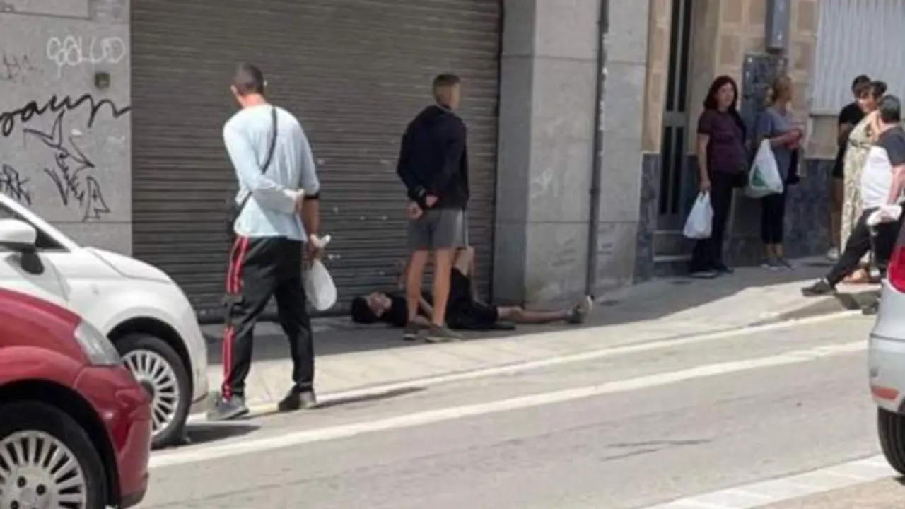 Vecinos retienen a un ladrón que casi mata a una anciana arrancándole una cadena del cuello