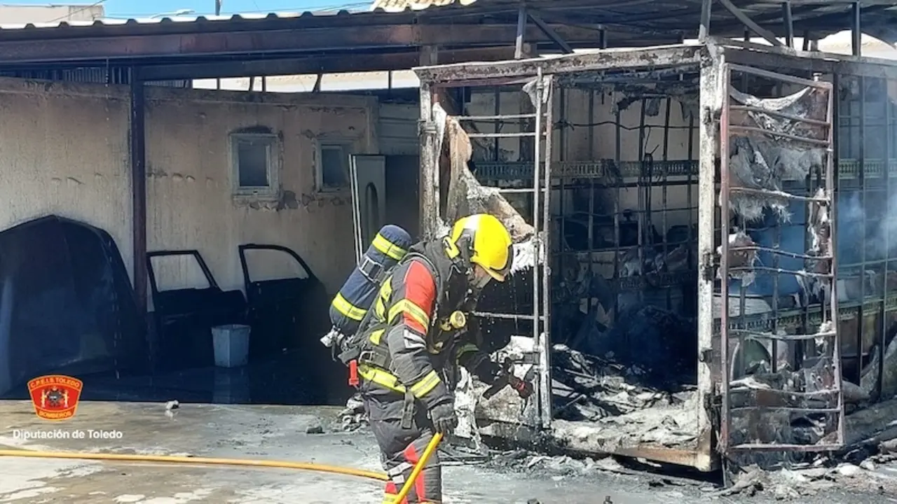 Cuatro afectados por humo en el incendio de un taller en Huerta de Valdecarábanos (Toledo)