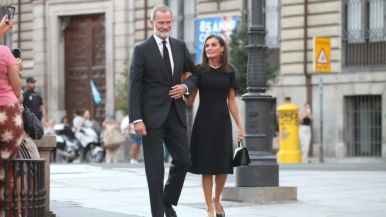 En la imagen los reyes de España Felipe VI y Letizia este domingo a su llegada al funeral de Juan Gómez Acebo