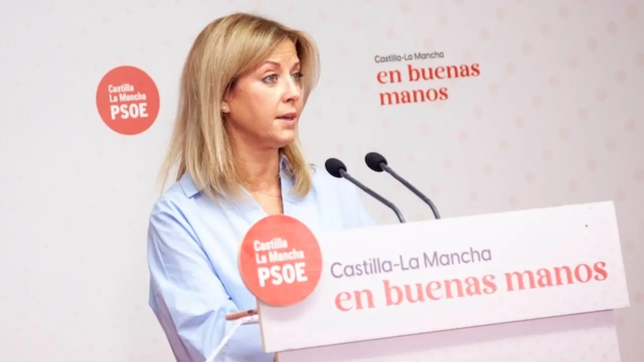 La portavoz del PSOE en las Cortes de Castilla-La Mancha, Ana Isabel Abengózar, durante la rueda de prensa que ha ofrecido en la sede del partido en Toledo