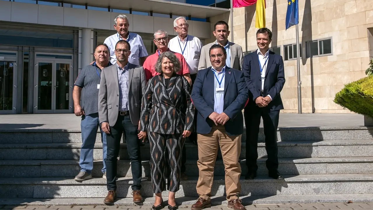 La consejera de Desarrollo Sostenible, Mercedes Gómez, se ha reunido con la nueva Junta directiva de la Federación de Caza de Castilla-La Mancha en la sede de la Consejería en Toledo