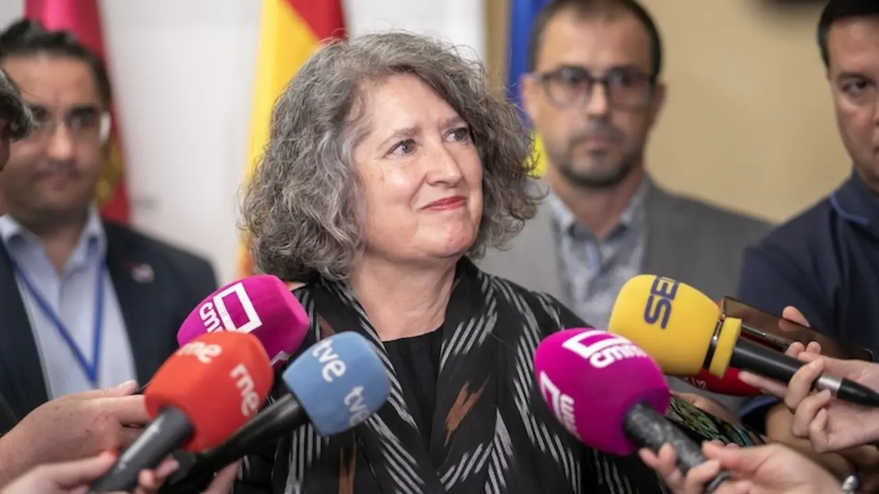 La consejera de Desarrollo Sostenible, Mercedes Gómez, atendiendo a los medios este lunes en Toledo