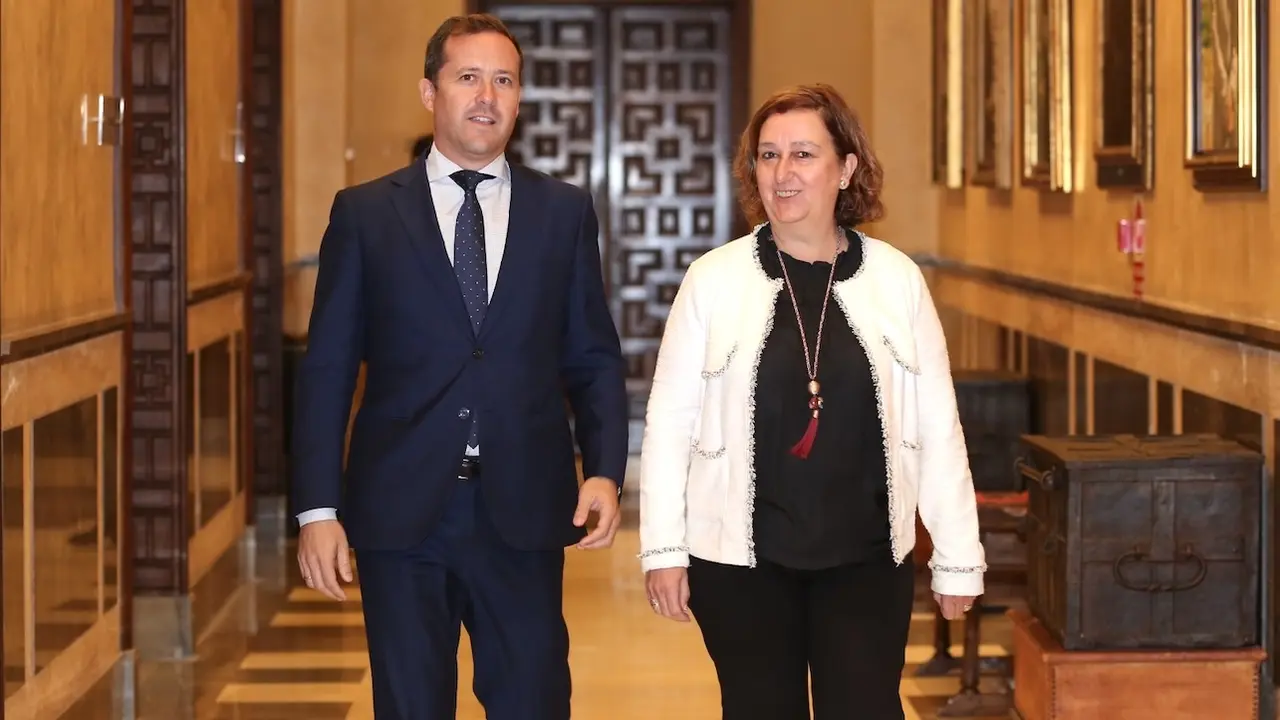 En la imagen de archivo el alcalde de Toledo y presidente provincial del PP, Carlos Velázquez, junto a la presidenta de la Diputación provincial, Conchi Cedillo, en la institución provincial