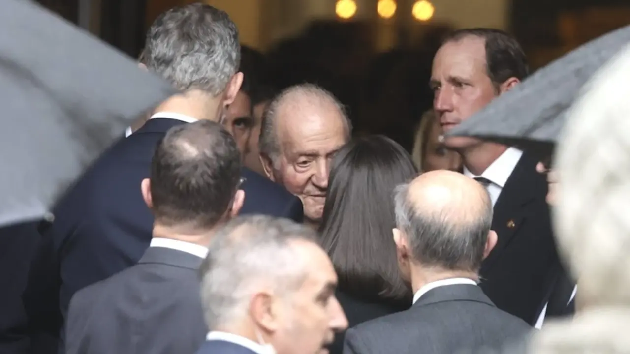 En la imagen el rey Juan Carlos I junto a los reyes Felipe VI y Letizia este domingo en el funeral