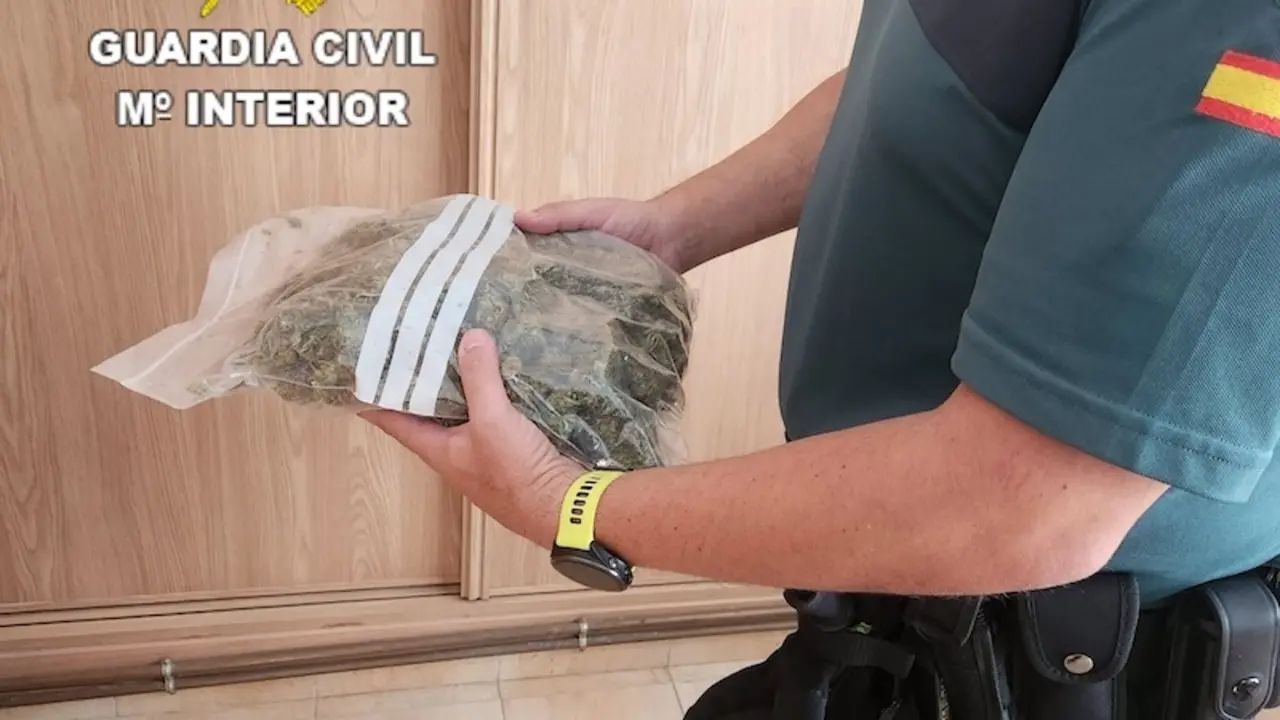 Dos investigados tras ser interceptados con marihuana en sus vehículos en El Picazo (Cuenca)
