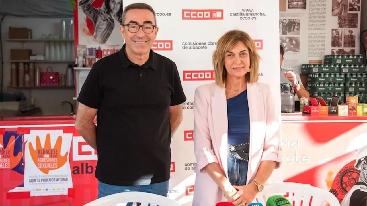 El secretario general de CCOO, Paco de la Rosa, junto a la secretaria provincial del sindicato, Carmen Juste, en su comparecencia este martes en la Feria de Albacete