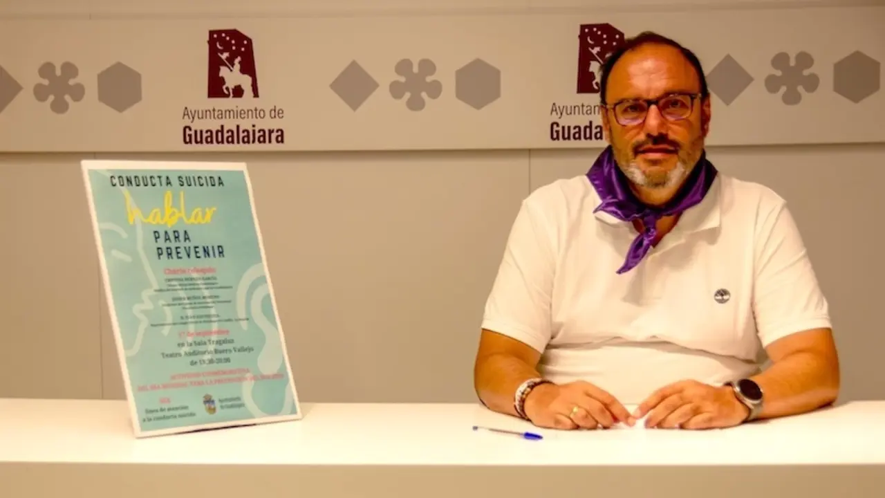 El concejal de Salud del Ayuntamiento de Guadalajara, Roberto Narro, durante la rueda de prensa que ha ofrecido