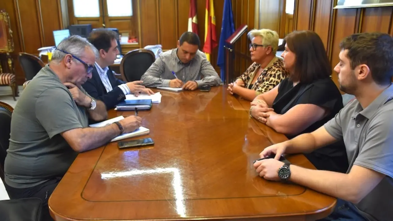 El presidente de la Diputación de Cuenca, Álvaro Martínez Chana, durante la reunión que ha mantenido con el alcalde de Huete