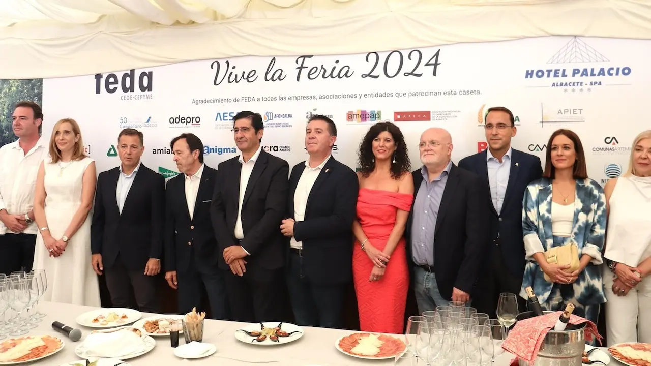 El vicepresidente segundo del Gobierno de Castilla- La Mancha, José Manuel Caballero, participa en el tradicional brindis de FEDA, con motivo de la Feria de Albacete, en su stand del Recinto Ferial