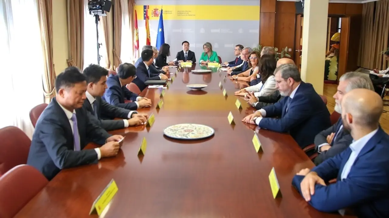 La delegada del Gobierno recibe a una delegación de la provincia china de Jiangxi para estrechar lazos comerciales y culturales con Castilla-La Mancha