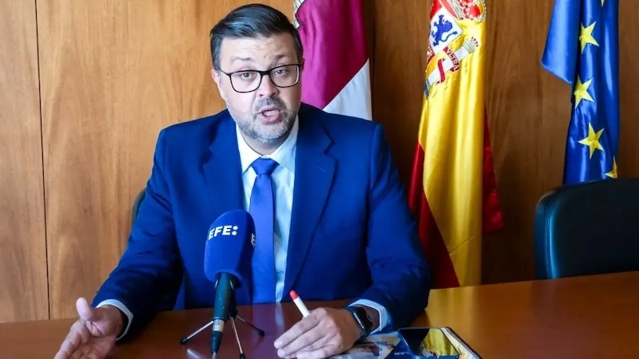 El consejero de Educación, Cultura y Deportes de Castilla-La Mancha, Amador Pastor. en un momento de la entrevista - EFE/Ángeles Visdómine