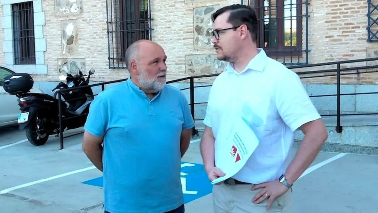 Los dirigentes de IU Castilla-La Mancha, Txema Fernández y Pedro Mellado, a las puertas del Parlamento regional en Toledo