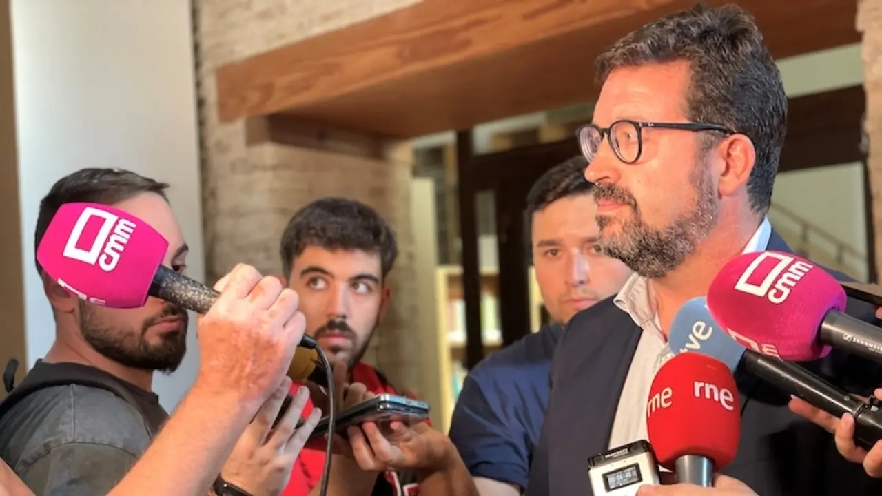 El secretario de Estado de Trabajo, Joaquín Pérez Rey, atendiendo a los medios en Toledo antes de participar en un curso de especialización dirigido a profesionales de América Latina organizado por la UCLM