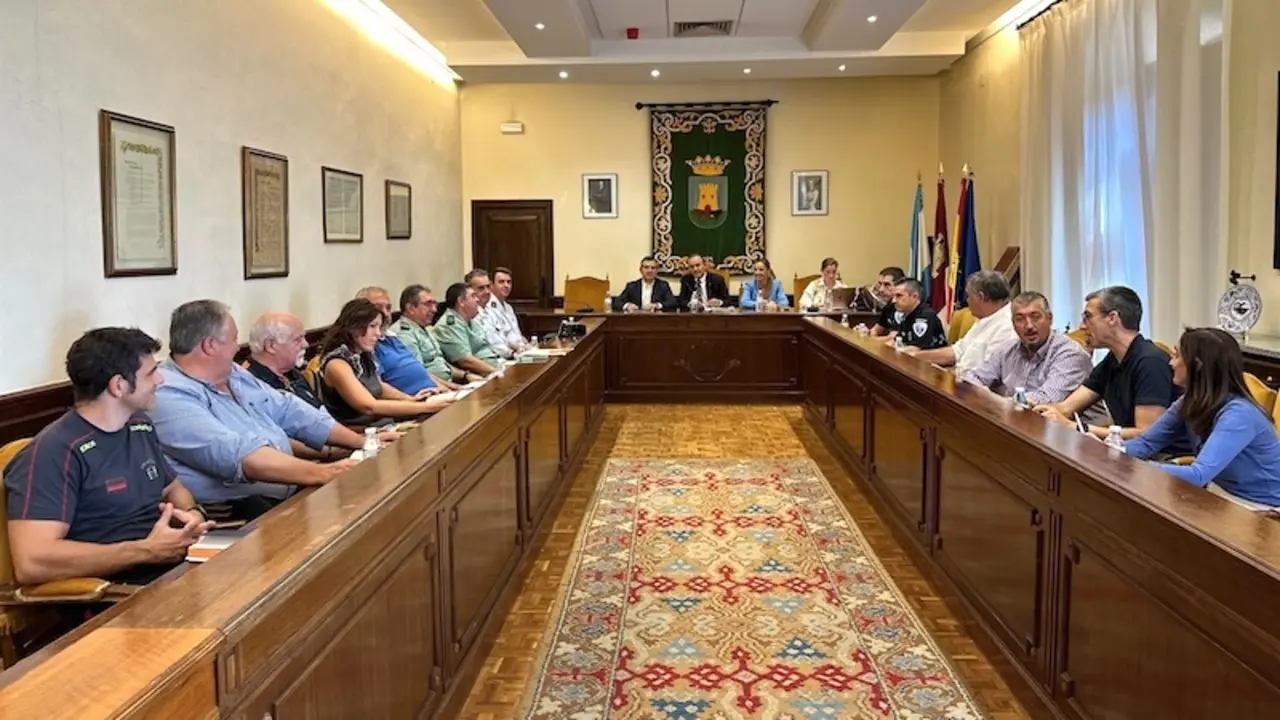 En la imagen un instante de la Junta Local de Seguridad de Talavera de la Reina (Toledo) para preparar el dispositivo de cara a las Ferias de San Mateo