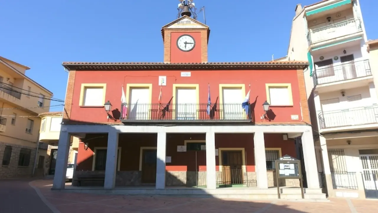 Aldeanueva de San Bartolomé (Toledo) decidirá en referéndum si silencia de madrugada el reloj del campanario del Ayuntamiento