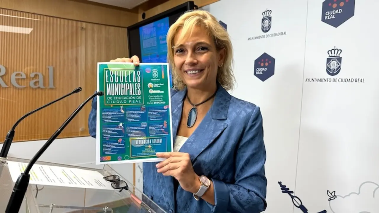 La concejala de Educación del Ayuntamiento de Ciudad Real, María José Escobedo, ha informado en rueda de prensa sobre las Escuelas Municipales