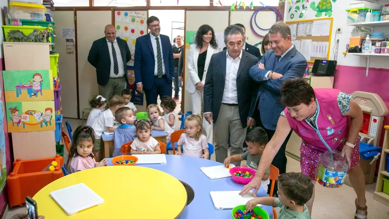 El presidente de Castilla-La Mancha, Emiliano García-Page, ha inaugurado en Madrigueras (Albacete), la ampliación de la escuela infantil de la localidad