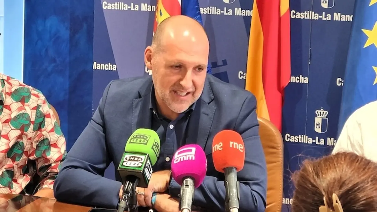 El delegado de la Junta en Talavera de la Reina (Toledo), David Gómez, en rueda de prensa en la delegación