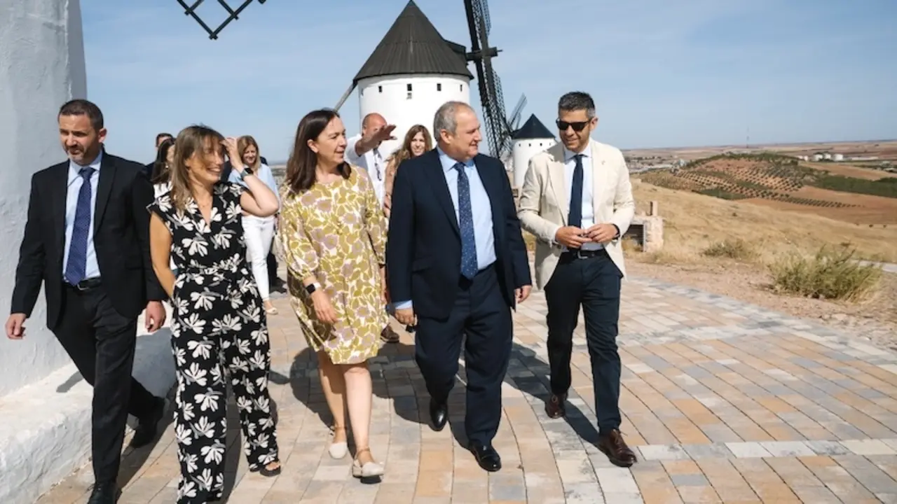 El ministro de Industria y Turismo, Jordi Hereu, ha visitado la localidad ciudadrealeña de Alcázar de San Juan para conocer de primera mano sus recursos turísticos