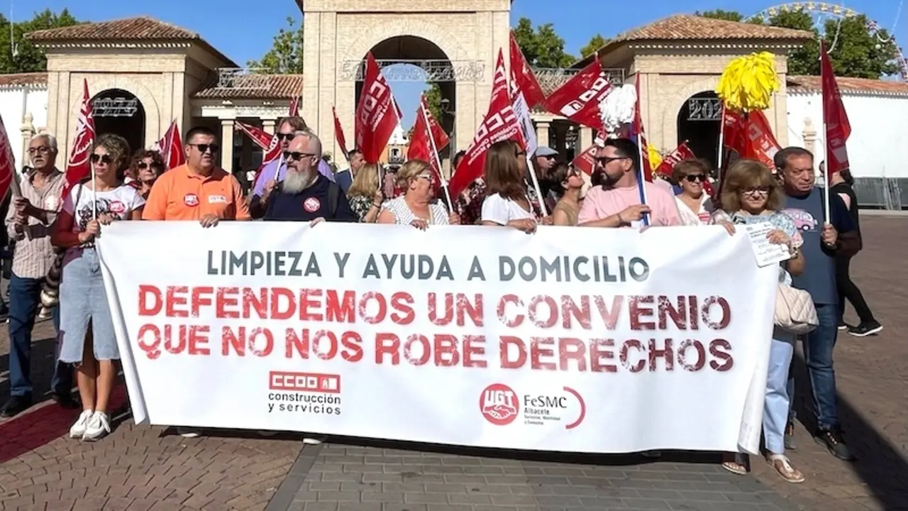 Trabajadoras de limpieza y ayuda a domicilio llevan sus protestas a la feria de Albacete