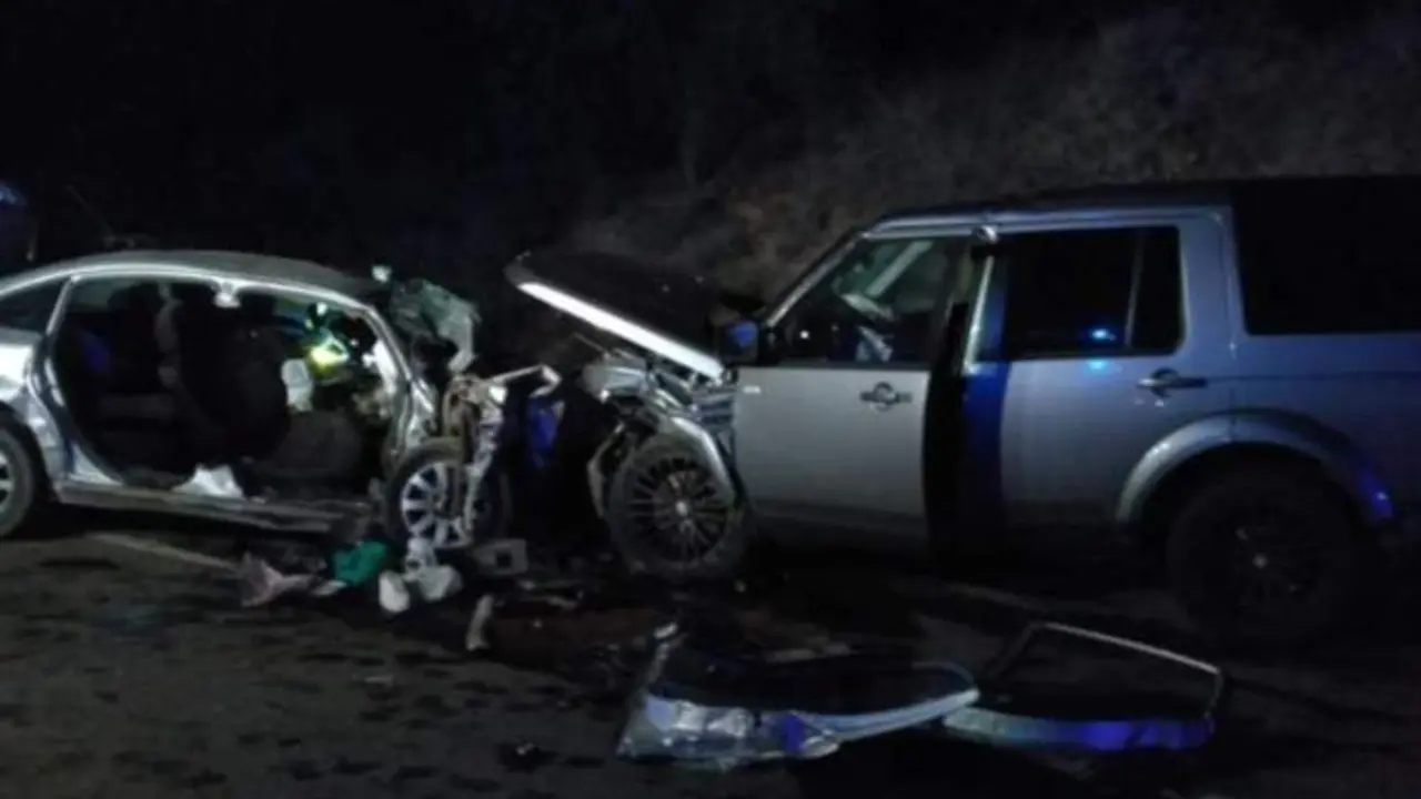 Al menos 3 jóvenes muertos al chocar frontalmente dos coches en una carretera