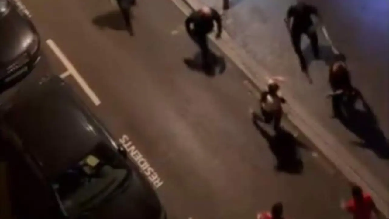 VIDEO. Brutal pelea entre los porteros de una discoteca y jóvenes en plena calle