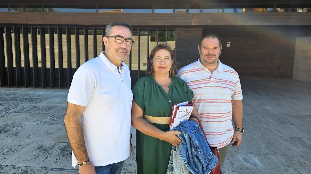Los dirigentes de CCOO este viernes a las puertas de la Consejería de Bienestar Social en Toledo tras la reunión mantenida con la&nbsp;viceconsejera de Bienestar Social y con la directora general de Infancia y Familia