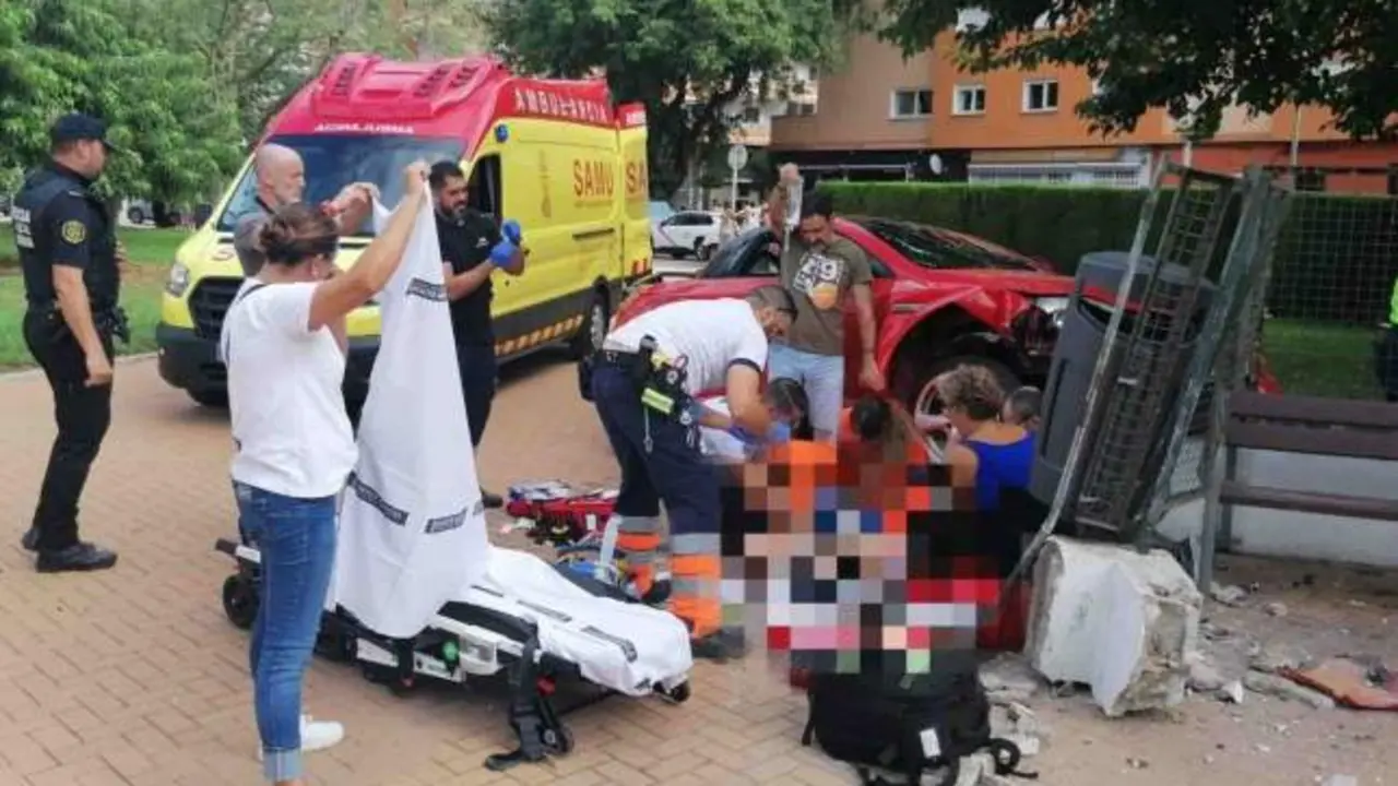 Un conductor drogado invade con su coche una plaza y atropella a varias personas, atropello, atropellado,