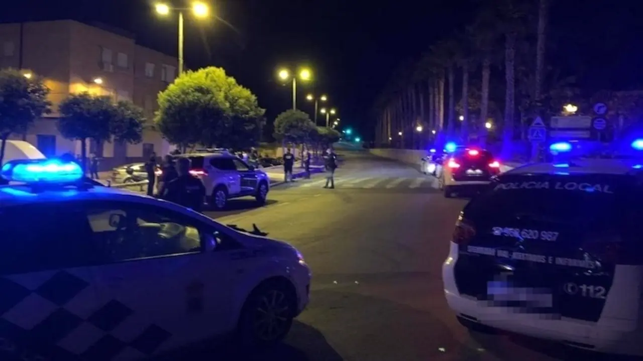 En la imagen de archivo varias patrullas de policía y guardia civil movilizadas ante un suceso en una zona, tiroteo, reyerta,