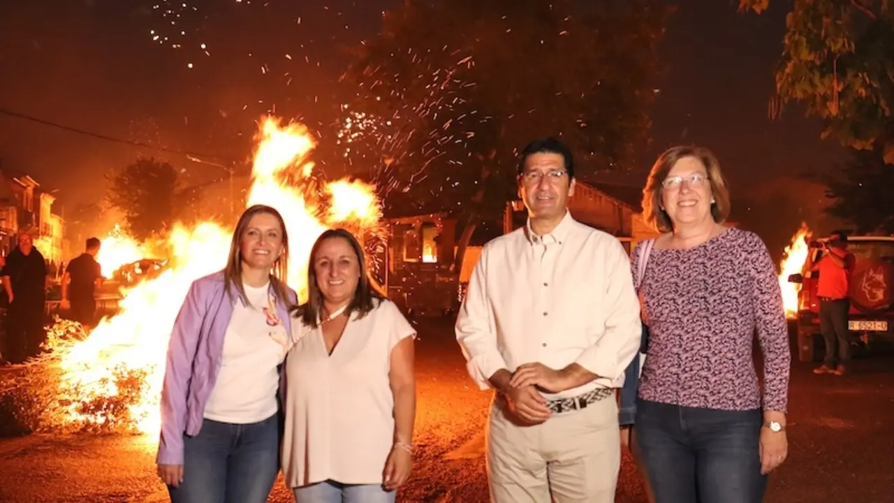 El vicepresidente segundo del Gobierno de Castilla- La Mancha, José Manuel Caballero, ha visitado las hogueras de las fiestas del Cristo de la Misericordia de Castellar de Santiago (Ciudad Real)